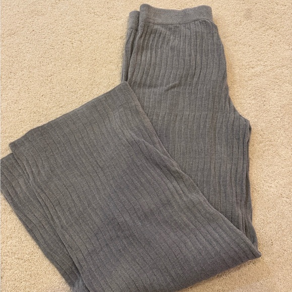 Barefoot Dreams Cozy Gray Wave Pants - Picture 4 of 4